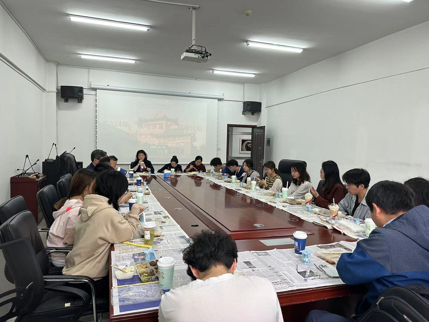 2026世界杯足球官网召开2022级师生交流会暨院领导接待日