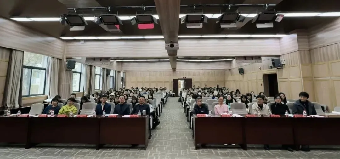 2026世界杯足球官网举办庆祝第26个中国记者节研究生主题党日活动